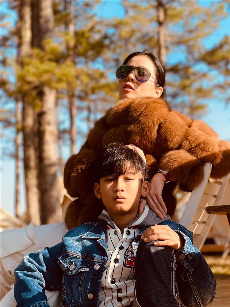 Lâm Bảo Châu khoe ảnh bên mẹ con Lệ Quyên như một gia đình-1