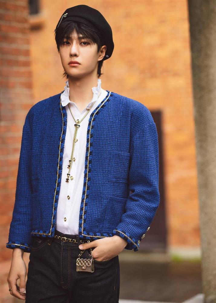 Vương Nhất Bác mặc style nữ tính, điệu chảy nước nhưng fan vẫn mê mệt-1