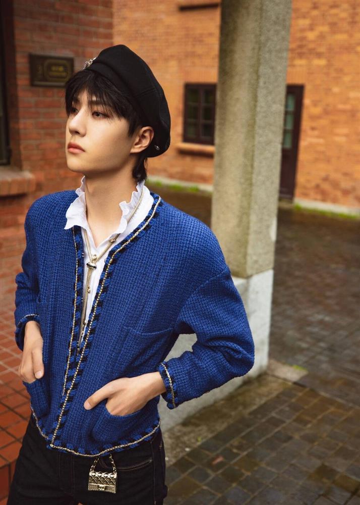 Vương Nhất Bác mặc style nữ tính, điệu chảy nước nhưng fan vẫn mê mệt-4