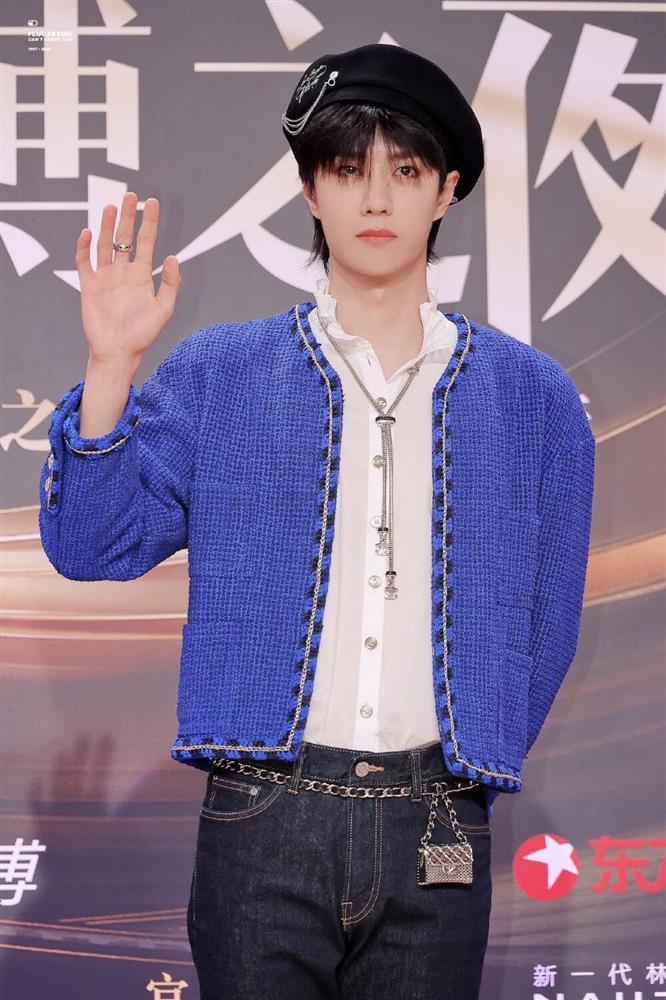 Vương Nhất Bác mặc style nữ tính, điệu chảy nước nhưng fan vẫn mê mệt-5