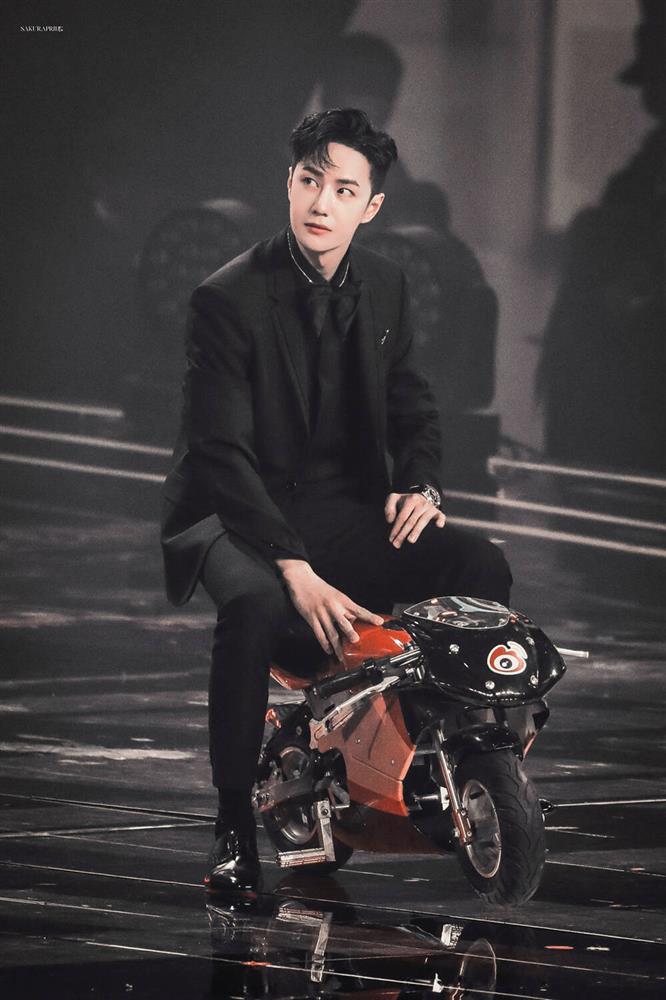 Vương Nhất Bác mặc style nữ tính, điệu chảy nước nhưng fan vẫn mê mệt-8