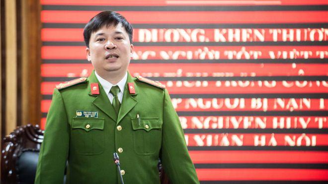 Bé gái rơi từ tầng 13: Con trèo qua lan can khi bố mẹ bận tiễn khách-1