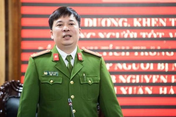 Góc quay cận cảnh anh Nguyễn Ngọc Mạnh đỡ bé gái rơi từ tầng 13-6