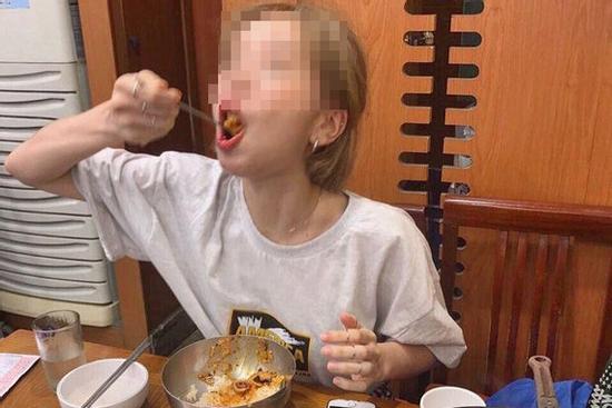 Ăn một lúc hết 10 chiếc chân gà, cô gái bị bạn trai 'đá' vì 'không đủ sức nuôi'