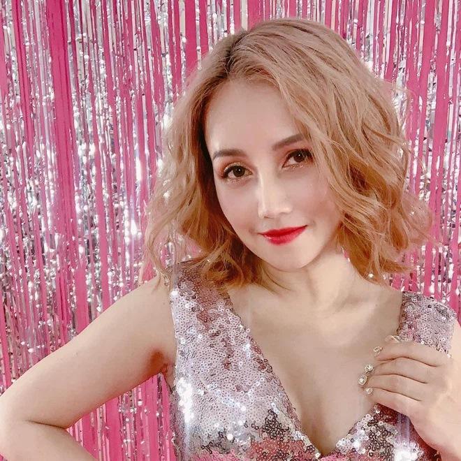 Cô Xuyến Hoàng Yến rạng rỡ tuổi 45, bảo sao phi công kém 2 giáp vẫn mê-9