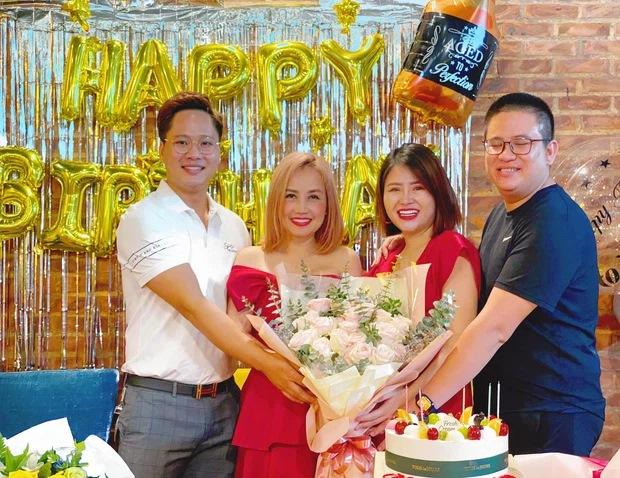 Cô Xuyến Hoàng Yến rạng rỡ tuổi 45, bảo sao phi công kém 2 giáp vẫn mê-2