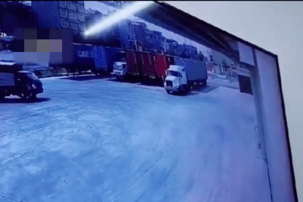 Clip: Người đàn ông bị xe tải đè trúng, thoát chết trong tích tắc