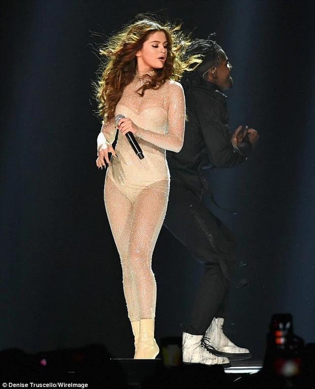 Cam thường body đẹp nức nở của Selena Gomez khiến dân tình phát cuồng-3