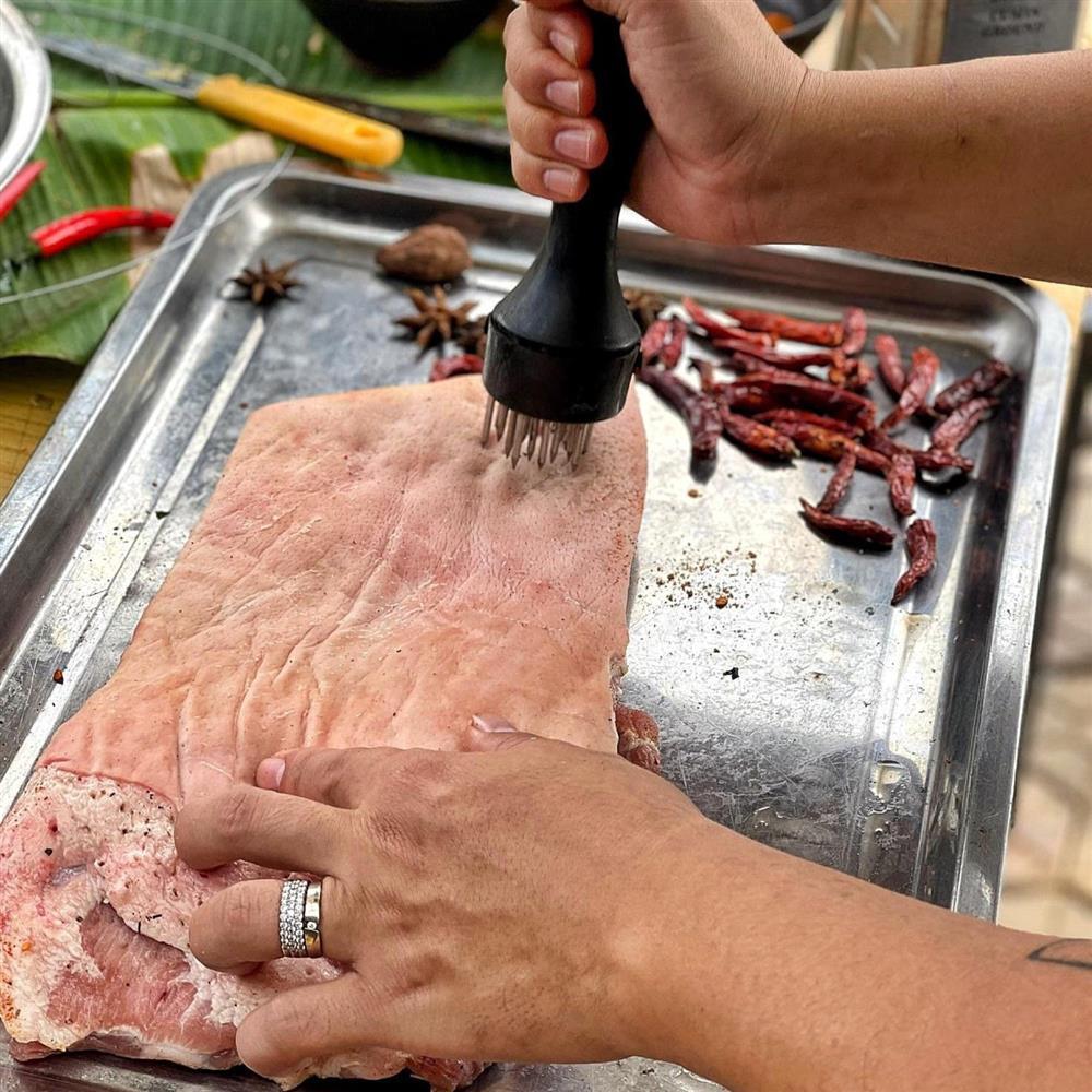 Làm heo quay cuộn da giòn thơm ngon-3