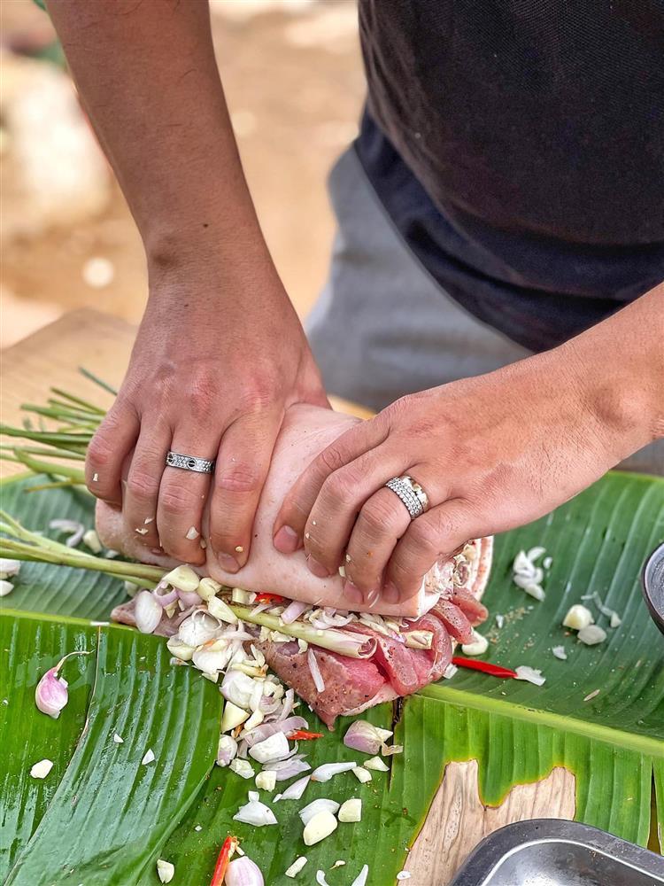 Làm heo quay cuộn da giòn thơm ngon-5
