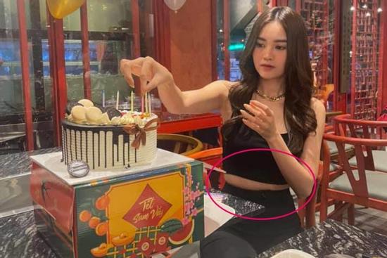 Đến 'ngọc nữ' Lan Ngọc cũng có lúc lộ vòng eo ngấn mỡ