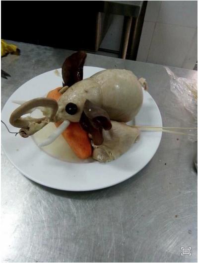 Điêu khắc khúc giò thành hình con lợn, cô gái được dân mạng khen hết lời-3