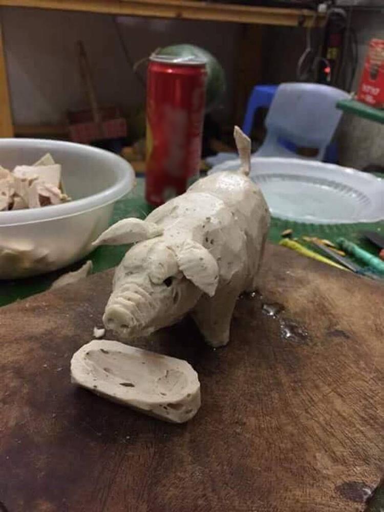Điêu khắc khúc giò thành hình con lợn, cô gái được dân mạng khen hết lời-1