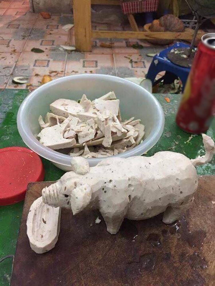 Điêu khắc khúc giò thành hình con lợn, cô gái được dân mạng khen hết lời-2