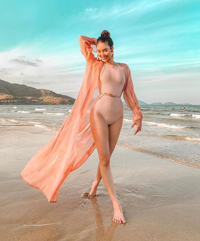 3 kiểu áo mix cùng bikini vừa đẹp vừa sang như Tóc Tiên, Hà Hồ-3