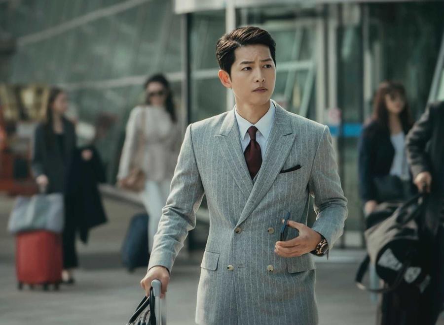 Với vai trò luật sư của trùm mafia Ý, Song Joong Ki đã đem đến cho khán giả hình tượng lịnh lãm, diện suit bảnh bao vô cùng mãn nhãn. Dù bị đánh hay bị cướp, Song Joong Ki vẫn xuất hiện với vẻ ngoài bảnh bao, vô cùng phong độ.