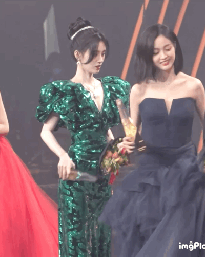 Sự cố hài hước của 2 nữ thần tượng Trung Quốc-2