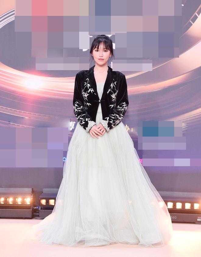 Lý Tử Thất lộ mặt đơ, thiếu khí chất khác xa trên clip chục triệu view-2