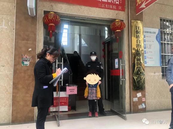 Vừa nhận xong phán quyết ly hôn, bố mẹ bỏ quên luôn con trai nhỏ trước cổng Tòa án-1