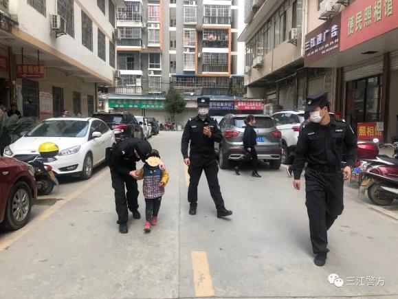 Vừa nhận xong phán quyết ly hôn, bố mẹ bỏ quên luôn con trai nhỏ trước cổng Tòa án-2