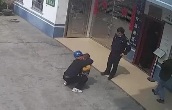 Vừa nhận xong phán quyết ly hôn, bố mẹ bỏ quên luôn con trai nhỏ trước cổng Tòa án-3