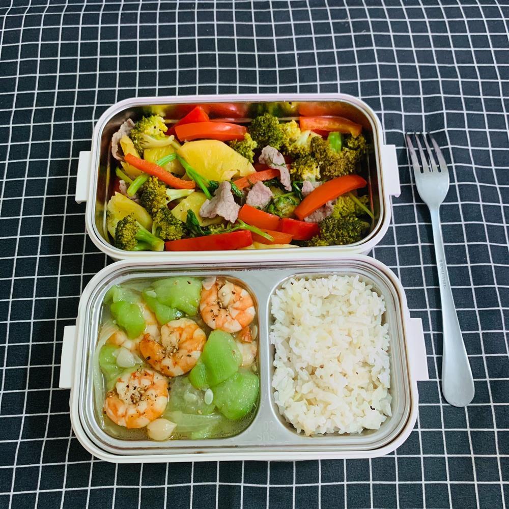 Ngày nào cũng dậy sớm nấu ăn mang đi làm, hộp cơm trưa của 9x được khen nức nở-12