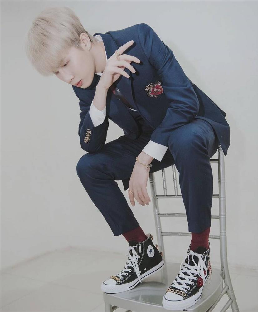 Jack liên tục trang điểm kĩ lưỡng, da mặt trắng nõn, đôi môi hồng rực-6