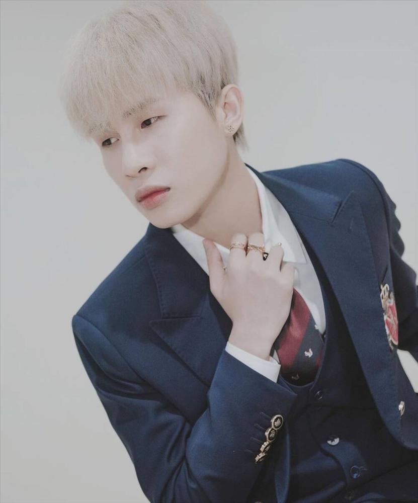 Jack liên tục trang điểm kĩ lưỡng, da mặt trắng nõn, đôi môi hồng rực-7