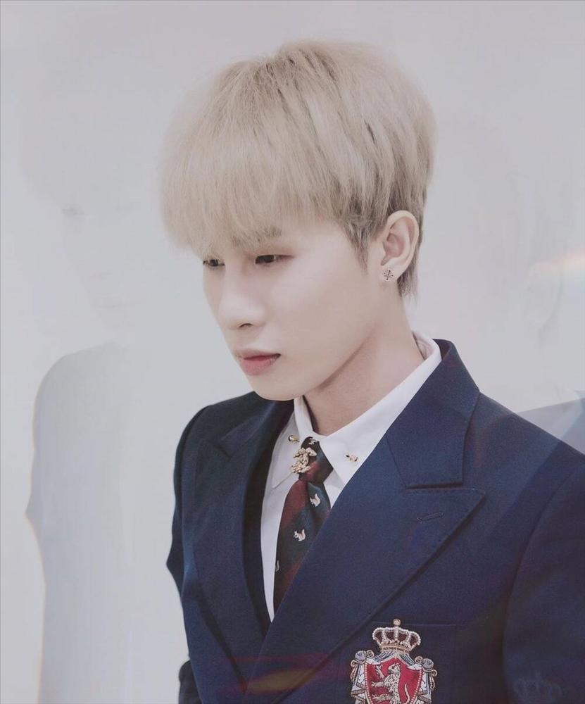 Jack liên tục trang điểm kĩ lưỡng, da mặt trắng nõn, đôi môi hồng rực-8