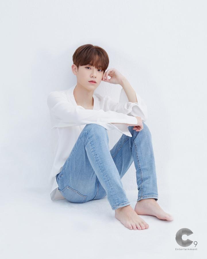 C9 Entertainment giới thiệu thành viên đầu tiên của boygroup mới là Geum Donghyun. Anh sinh năm 2003, được đông đảo khán giả biết tới khi tham gia 