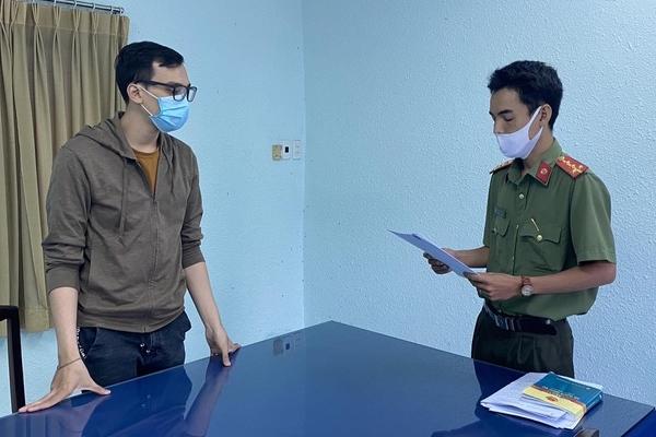 Nam tiếp viên hàng không cõng bà cụ xuống thang máy bay nhận được lời khen-9