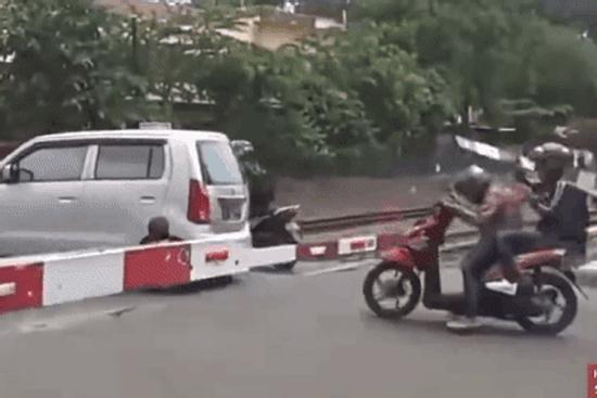 Cố né thanh chắn tàu, quên luôn bạn gái ngồi sau, thanh niên nhận quả đắng