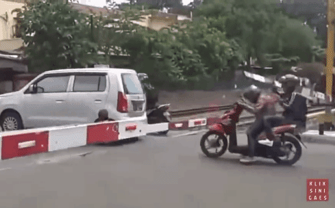 Cố né thanh chắn tàu, quên luôn bạn gái ngồi sau, thanh niên nhận quả đắng-1