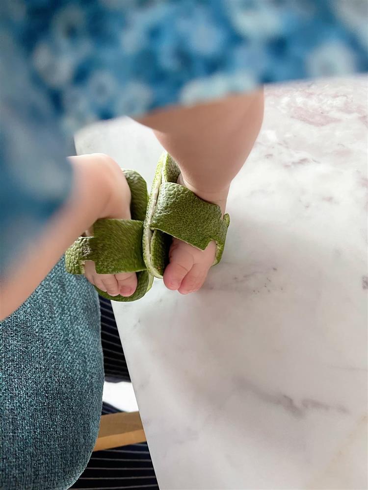 Đàm Thu Trang làm dép Hermès cho con bằng vỏ bưởi-4