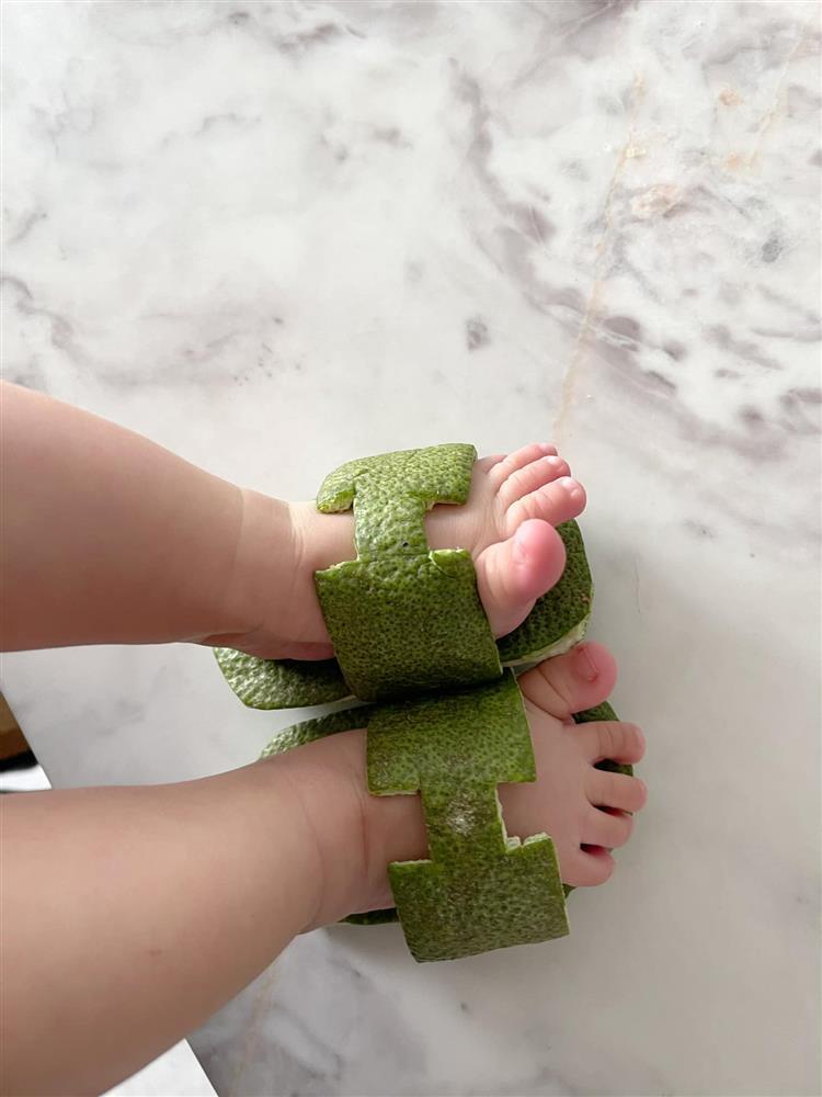 Đàm Thu Trang làm dép Hermès cho con bằng vỏ bưởi-6