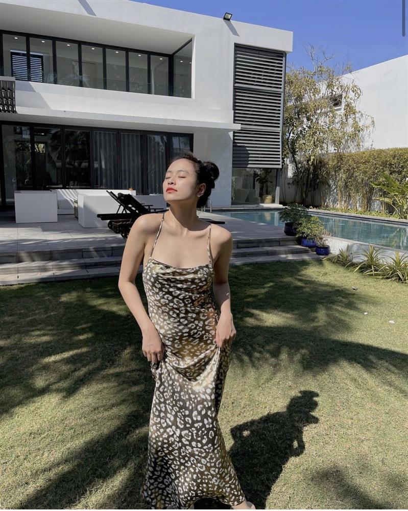 Khoe lưng trần gợi cảm, Hoàng Thùy Linh lộ hint du lịch cùng Gil Lê-2