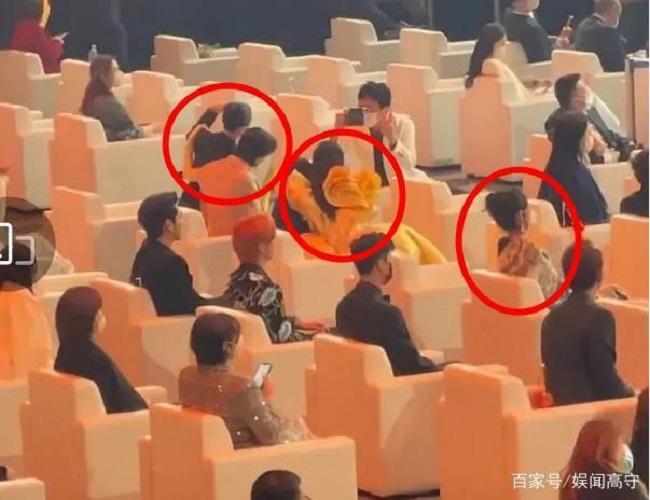 Triệu Lệ Dĩnh bị cô lập tại Đêm hội Weibo, khi có sự xuất hiện của tình cũ Phùng Thiệu Phong?-1