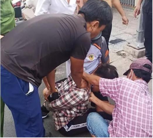 CLIP: Bắt 2 kẻ dùng súng nhựa đi cướp ngân hàng-1