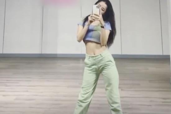 'Đụng' crop top giống Jennie, Chi Pu giành spotlight nhờ khoe vòng 2 căng đét