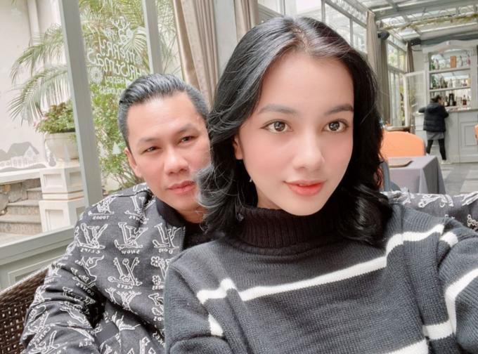 Nguyễn Thị Cẩm Đan năm nay 19 tuổi, từng vào top 15 Hoa hậu Việt Nam 2020, sở hữu gương mặt thanh tú, đôi mắt to tròn. Nhiều khán giả ưu ái nhận xét cô đẹp hơn cả Hoa hậu Việt Nam 2018 Tiểu Vy. Song tên tuổi của Cẩm Đan chỉ thật sự vụt sáng sau thông tin hẹn hò doanh nhân Đức Huy - chồng cũ ca sĩ Lệ Quyên. Người đẹp quê An Giang bày tỏ: 