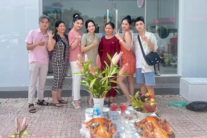 Người đẹp cũng lấn dân kinh doanh, khai trương một quán trà sữa ở quê nhà. Cô cúng kiếng cẩn thận, cầu mong buôn bán phát triển.