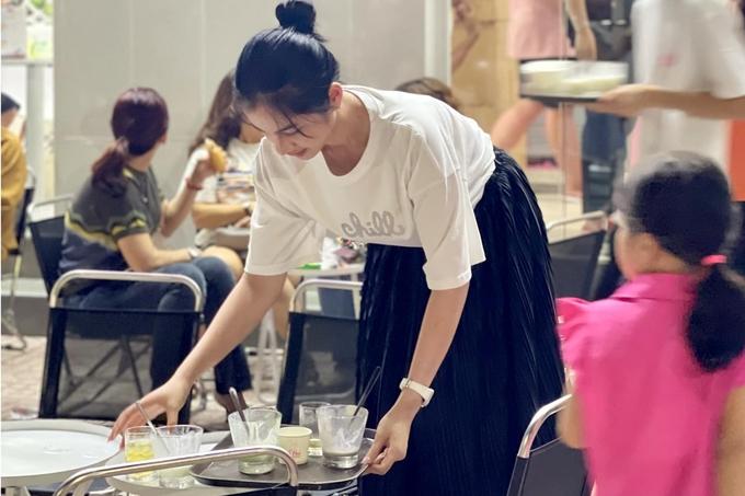 Những lần trở về quê, Cẩm Đan không ngại bưng bê, dọn dẹp quán. Hình ảnh này của cô chiếm được nhiều tình cảm của khán giả.