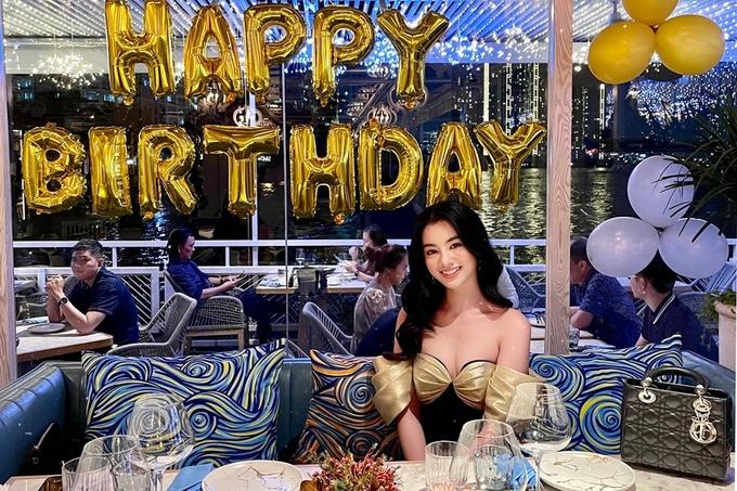 Về đời tư, dù chỉ là một gương mặt trẻ mới gia nhập showbiz, trên trang cá nhân Cẩm Đan thường khoe hình ảnh sang chảnh. Mới đây, cô đón sinh nhật ở một nhà hàng ven sông Sài Gòn.