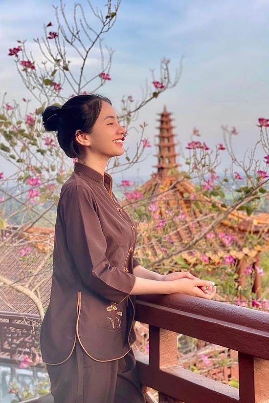 Thời gian rảnh, người đẹp đi chủa cầu bình an.