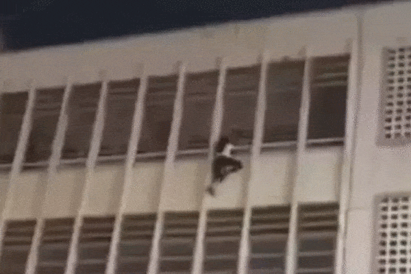 Clip: Hoảng sợ nhìn nữ sinh lơ lửng ngoài ban công tầng 3-1