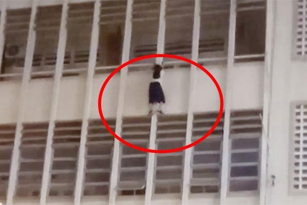 Clip: Hoảng sợ nhìn nữ sinh lơ lửng ngoài ban công tầng 3-2