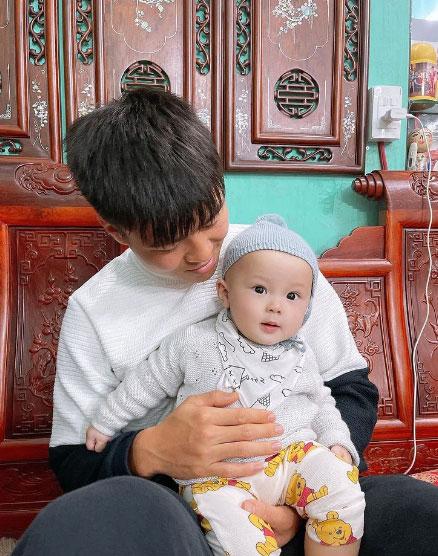 Kể từ khi về chung nhà và đặc biệt sau khi có con, đôi trẻ rất chăm khoe hình ảnh về quý tử.