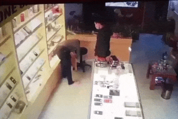 Clip: Chủ cửa hàng điện thoại bị cướp đâm kinh hãi