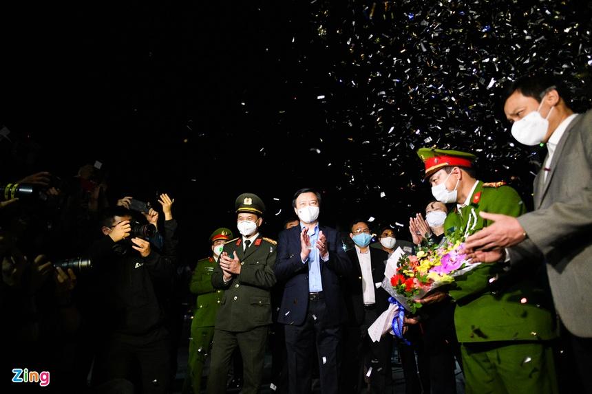 Người dân Chí Linh vui mừng trong thời khắc dỡ bỏ phong tỏa-1