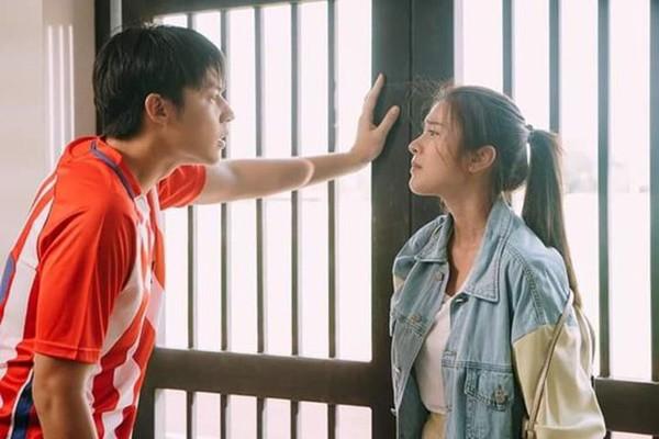 Ly hôn xong mẹ giục mãi mới đi xem mắt, tôi đánh rơi túi xách khi nhìn rõ người đó-1